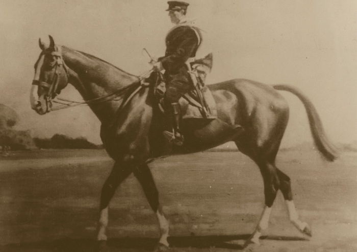 Don de M. A.-P. Baudesson à la Société de Vènerie - Piqueur à cheval